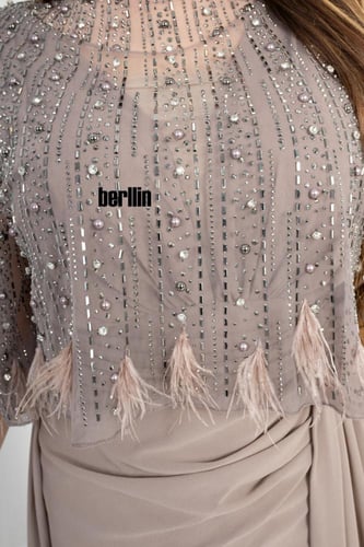 فستان طويل سهرة مزين بالريش والفصوص لون بني