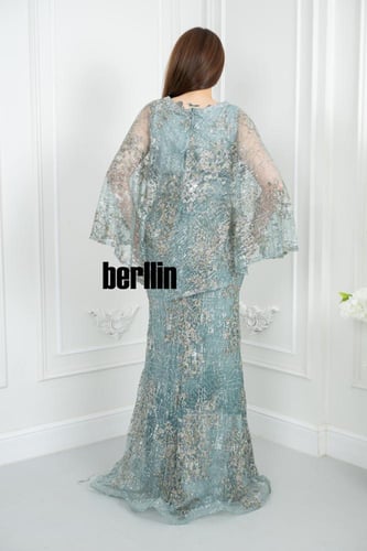 فستان سهرة ملكي مزين بتطريز فاخر وأكمام شفافة واسع...