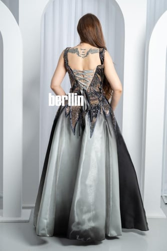 فستان سهرة الأومبري الفضي بتطريز نجمي ولمعة معدنية...