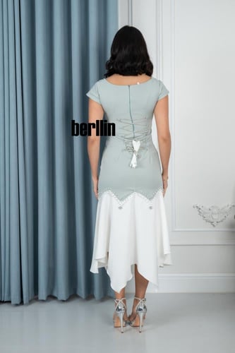 فستان سهرة أنيق بتصميم غير متماثل ولمسات فاخرة ممي...