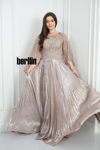 فستان سهرة ذهبي بتصميم مزين بكاب دانتيل أنيق وطيات...