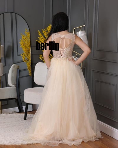 فستان سهرة انيق بفصوص على الصدر مذهبة لون بيج