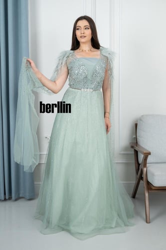 فستان سهرة نعناعي بتصميم ملكي مزين بالتطريز البراق...