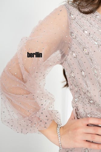 فستان سهره مطرز بأكمام بف لون لحمي فاتح