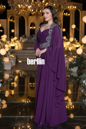 فستان سهرة طويل بنفسجي مطرز بالفضي مع أكمام كاب ان...