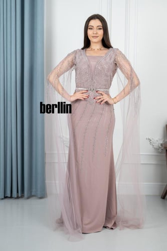 فستان سهرة وردي مزين بتطريزات براقة بقصة ضيقة تبرز...