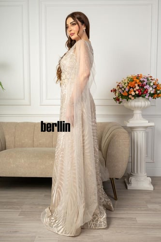 فستان سهرة طويل مطرز بفلاور ومميز بكم كيب على الكت...