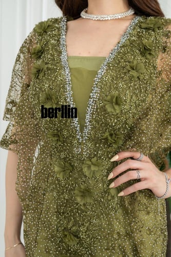 فستان سهرة زيتوني مطرز بكاب دانتيل فراشة وحواف كري...