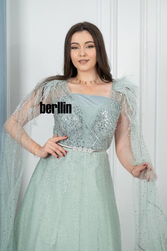 فستان سهرة نعناعي بتصميم ملكي مزين بالتطريز البراق...