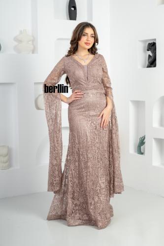 فستان سهره طويل بأكمام كيب مطرز ومزين بالفصوص