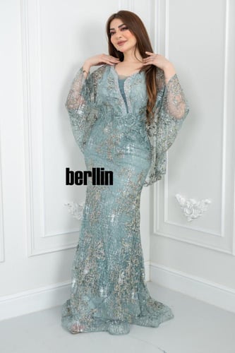 فستان سهرة ملكي مزين بتطريز فاخر وأكمام شفافة واسع...