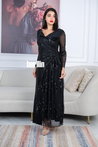 فستان أسود ترتر طويل بتطريز ترتر لامع ولمسات شفافة...