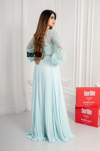 فستان سهرة طويل بليسية مزين بالؤلؤ لون تيفاني