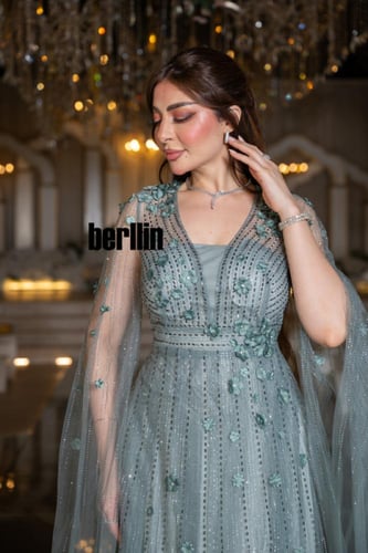 فستان سهرة طيف الزمرد بكاب تول مطرّز وزهور ثلاثية