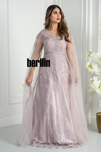 فستان سهرة وردي فاتح مطرز بالكامل مع كاب تول شفاف...