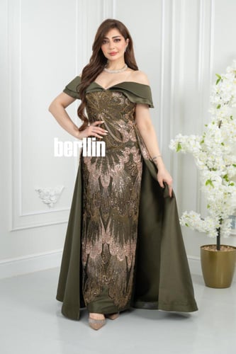 فستان سهرة زيتوني بقصة عمودية مطرزة ياقته أوف شولد...