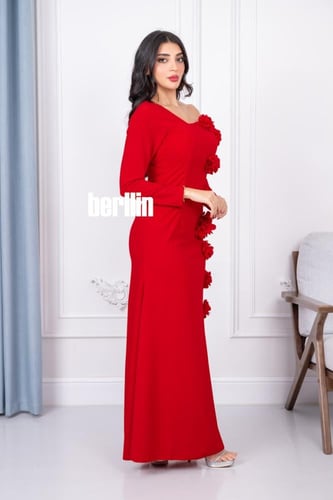 فستان بأكتاف مكشوفة زهور بارزة لون احمر