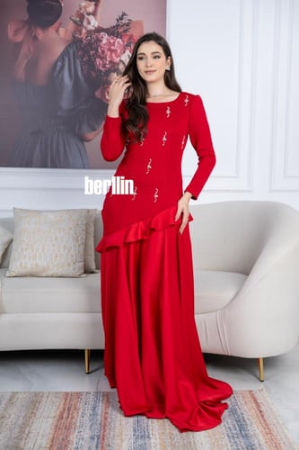 فستان أحمر طويل بتصميم أنيق مع تطريزات كرستال فاخر...