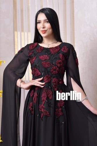 فستان سهرة اسود مطرز بأكمام كاب مفتوحة