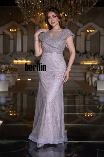 فستان سهرة وميض الليلك مميز بكريستالية وبلمسة ربيع...