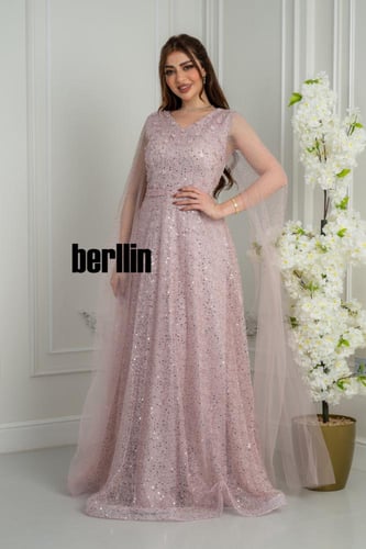 فستان سهرة طويل وردي المطرز بزهور اللؤلؤ مع كاب مل...