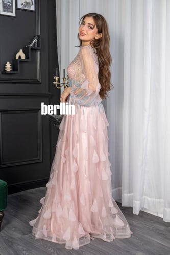 فستان سهرة طويل مزين بالخرز والورد لون لحمي