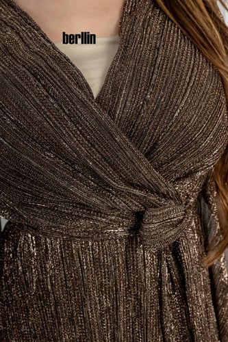 فستان طويل بلمعة برباط عالخصر بأكمام كيب لون بني