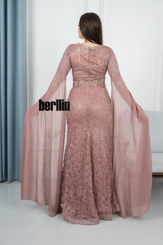 فستان سهرة طويل بأكمام كيب مطرز ومزين بالفصوص لون...