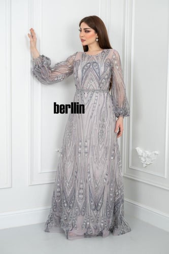 فستان سهرة بتصميم ملكي أنيق مزين بالتطريز اللامع و...