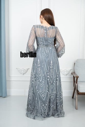 فستان سهرة بتصميم ملكي أنيق مزين بالتطريز اللامع و...