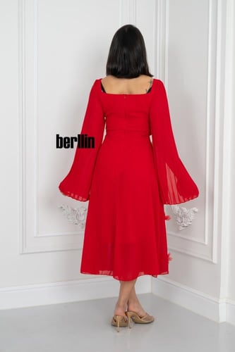 فستان أحمر أنثوي بتفاصيل ساحرة بتصميم درابيه