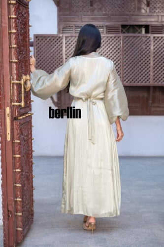 جلابية قطعتين مميزة بتطريز لامع فخم لون تفاحي فاتج