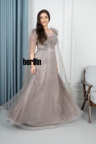 فستان سهرة جالكسي بتصميم ملكي مزين بالتطريز البراق...