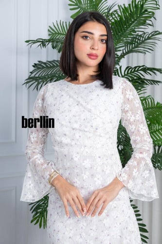 فستان أبيض أنيق بتصميم راق مزين بتطريزات زهرية ناع...