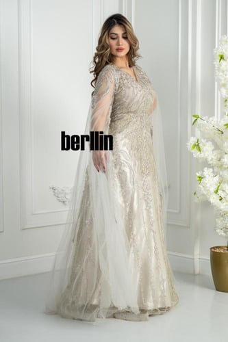 فستان سهرة ذهبي مطرز بالكامل مع كاب تول شفاف يمنح...