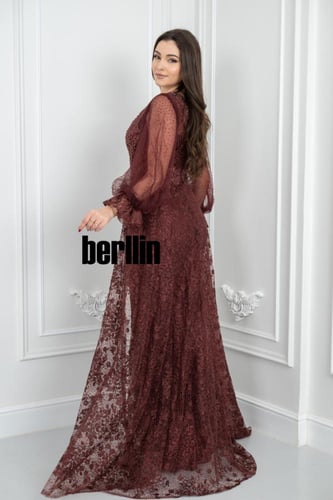 فستان سهرة برغندي بتصميم ملكي تطريزات براقة أكمام...