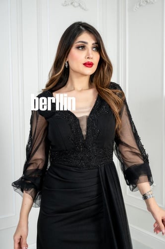 فستان سهرة شيفون مزين بشك واكمام شفافة لون اسود