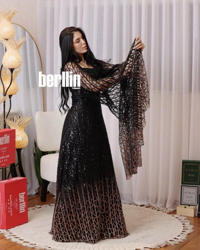 فستان سهرة بأكمام كيب شفاف مطرز بالترتر والفصوص