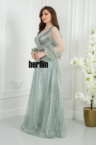 فستان سهرة أخضر ضبابي مطرز بخطوط لامعة وأكمام شفاف...