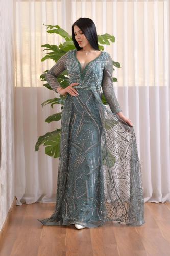 فستان سهره ملكي بتطريز فضي وخيوط وردية على خلفية أ...