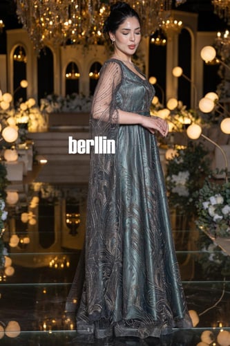 فستان سهرة طويل أخضر داكن مزين بالتطريز البراق مع...