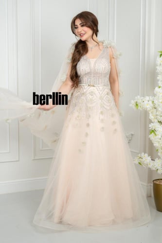 فستان سهرة خوخي بزهور ثلاثية الأبعاد وكاب تول ملكي