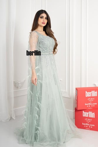 فستان سهره مزين بالريش والفصوص بأكمام كيب لون تيفا...