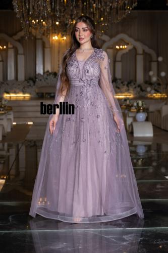 فستان سهرة بنفسجي بكاب تول مطرّز وزهور ثلاثية