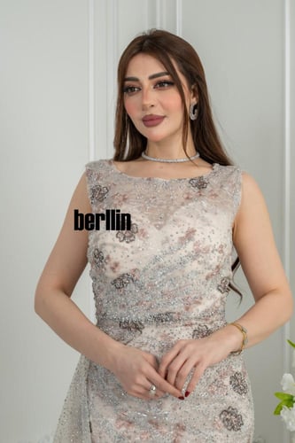 فستان سهرة طويل مرميد شامبين مطرز بأزهار روز وفضة