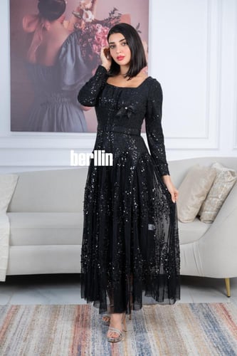 فستان أسود بتطريز ترتر لامع تصميم أنيق بحزام على ا...
