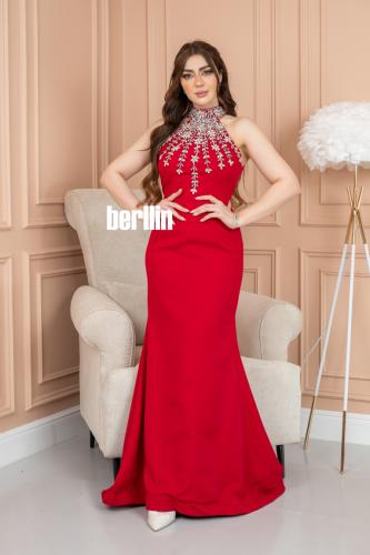 فستان سهرة بياقة هالتر كريستاليه لون احمر