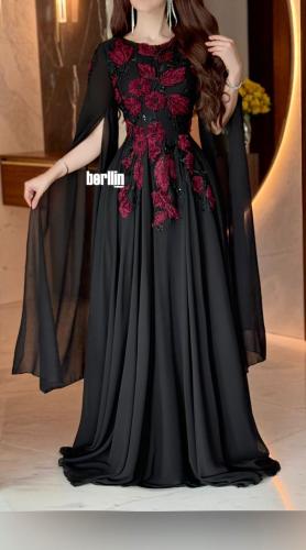 فستان سهرة اسود مطرز بأكمام كاب مفتوحة