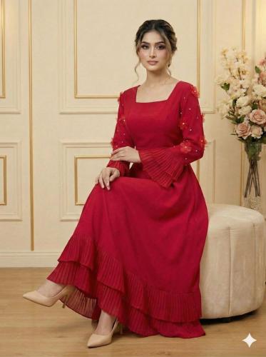 فستان "ياقوت الحب" تصميم كلاسيكي أحمر بلمسات البلي...
