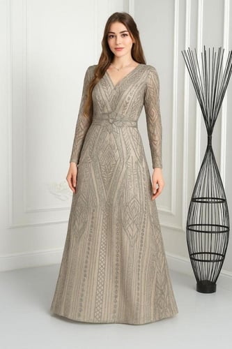 فستان سهرة بنقشة فهد مطرّز بتفاصيل فاخرة وأكمام شف...